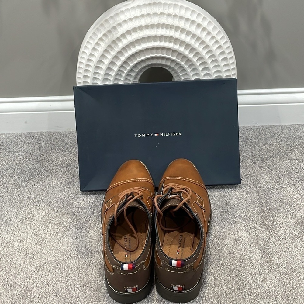 NWB Men’s Tommy Hilfiger dark natural Dante shoe. Size 11M. - Picture 2 of 7